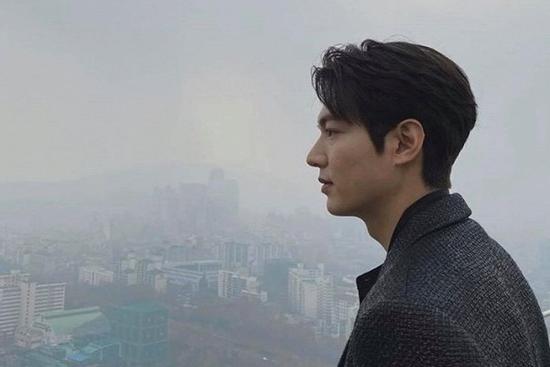 Đi dạo sương sương trên tầng thượng, Lee Min Ho khiến mọi vật đều bị lu mờ vì vẻ đẹp xuất thần