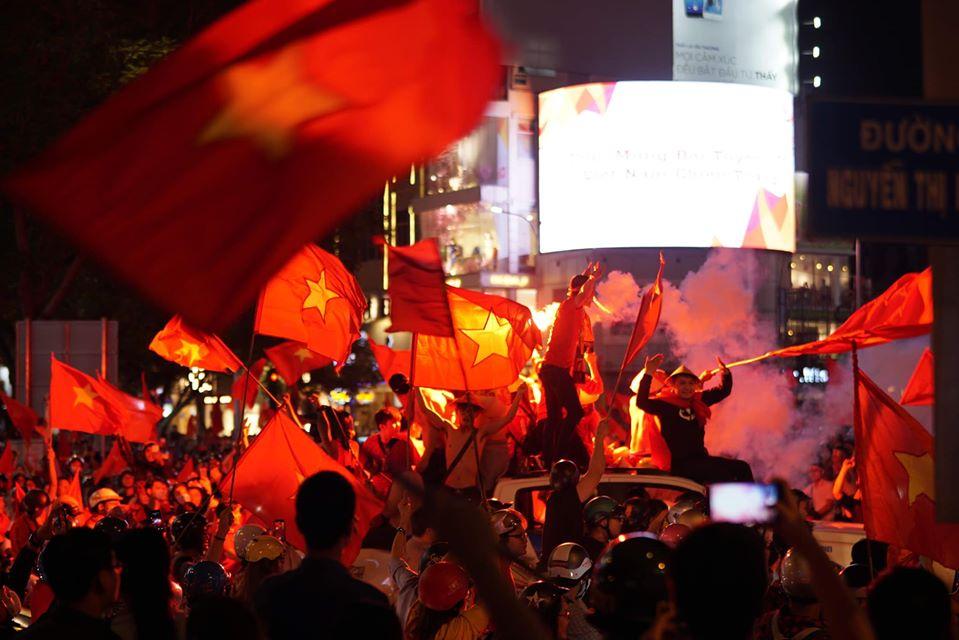 Hoa hậu bình dân HHen Niê để mặt mộc đi bão, ăn mặc giản dị đến mức khó nhận ra-11