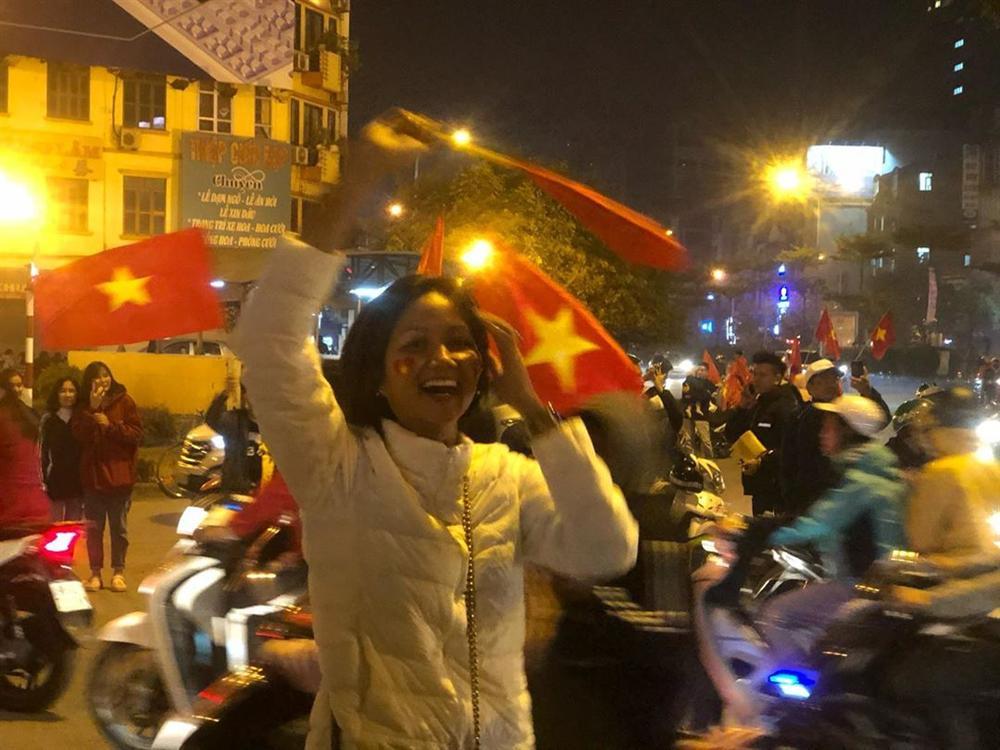 Hoa hậu bình dân HHen Niê để mặt mộc đi bão, ăn mặc giản dị đến mức khó nhận ra-2