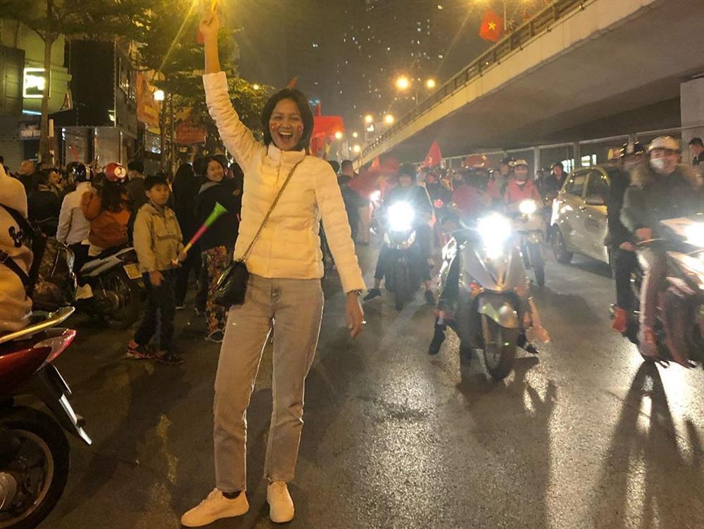 Hoa hậu bình dân HHen Niê để mặt mộc đi bão, ăn mặc giản dị đến mức khó nhận ra-5