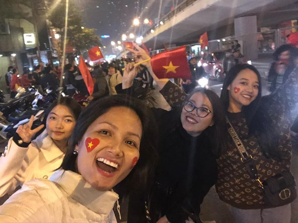 Hoa hậu bình dân HHen Niê để mặt mộc đi bão, ăn mặc giản dị đến mức khó nhận ra-7