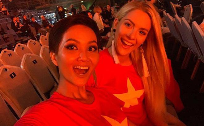 Hoa hậu bình dân HHen Niê để mặt mộc đi bão, ăn mặc giản dị đến mức khó nhận ra-15