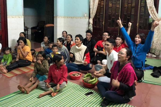 Hoa hậu bình dân HHen Niê để mặt mộc đi bão, ăn mặc giản dị đến mức khó nhận ra-14