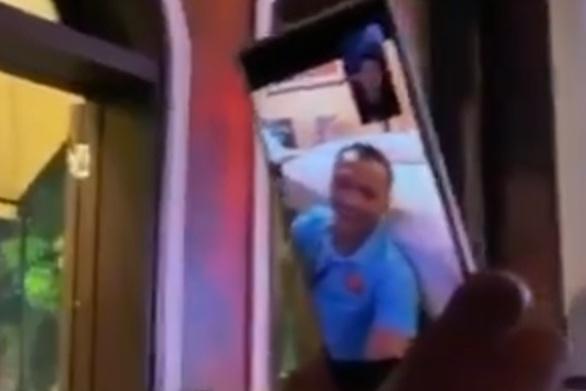 Tuấn Hưng bật khóc khi trò chuyện Facetime với Văn Hậu, Trọng Hoàng sau chiến thắng lịch sử-1