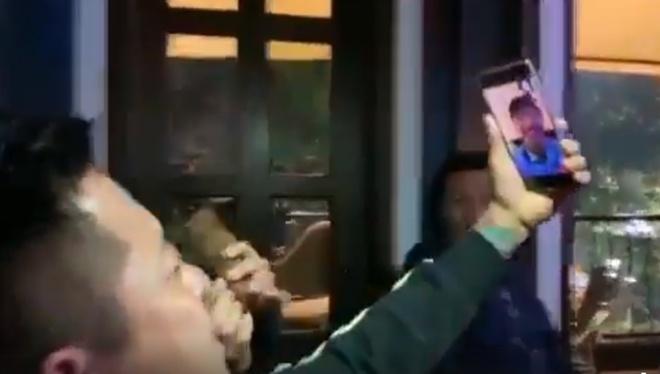 Tuấn Hưng bật khóc khi trò chuyện Facetime với Văn Hậu, Trọng Hoàng sau chiến thắng lịch sử-2