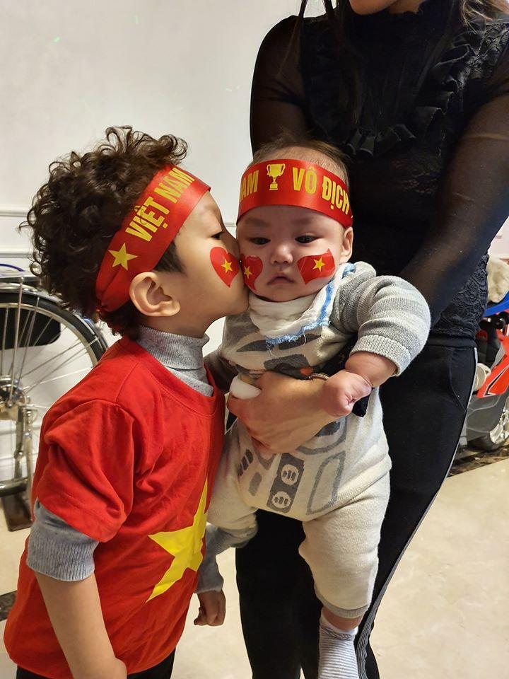 Tuấn Hưng bật khóc khi trò chuyện Facetime với Văn Hậu, Trọng Hoàng sau chiến thắng lịch sử-3