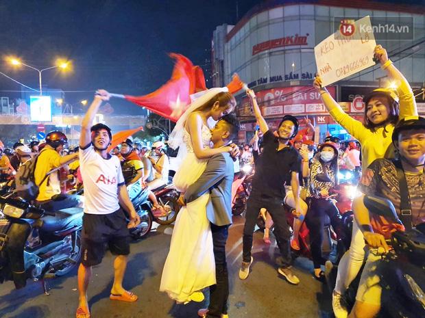 Clip: Trong đêm Hà Nội rực lửa, các cặp đôi tranh thủ xuống phố check in nụ hôn, chụp ảnh cưới khi đi bão-2