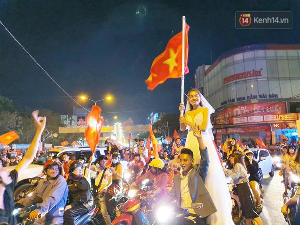 Clip: Trong đêm Hà Nội rực lửa, các cặp đôi tranh thủ xuống phố check in nụ hôn, chụp ảnh cưới khi đi bão-3