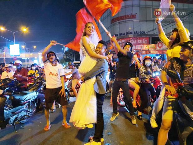 Clip: Trong đêm Hà Nội rực lửa, các cặp đôi tranh thủ xuống phố check in nụ hôn, chụp ảnh cưới khi đi bão-1