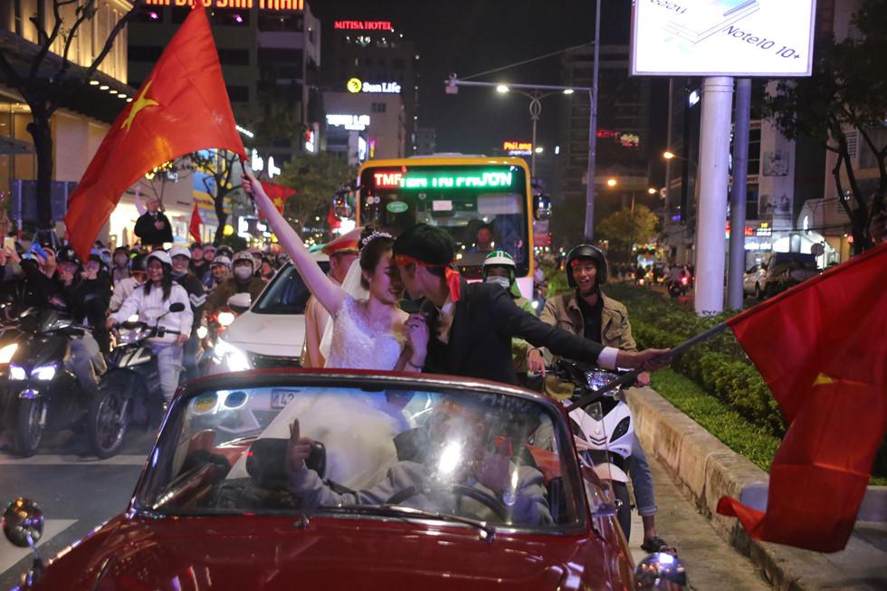 Clip: Trong đêm Hà Nội rực lửa, các cặp đôi tranh thủ xuống phố check in nụ hôn, chụp ảnh cưới khi đi bão-5