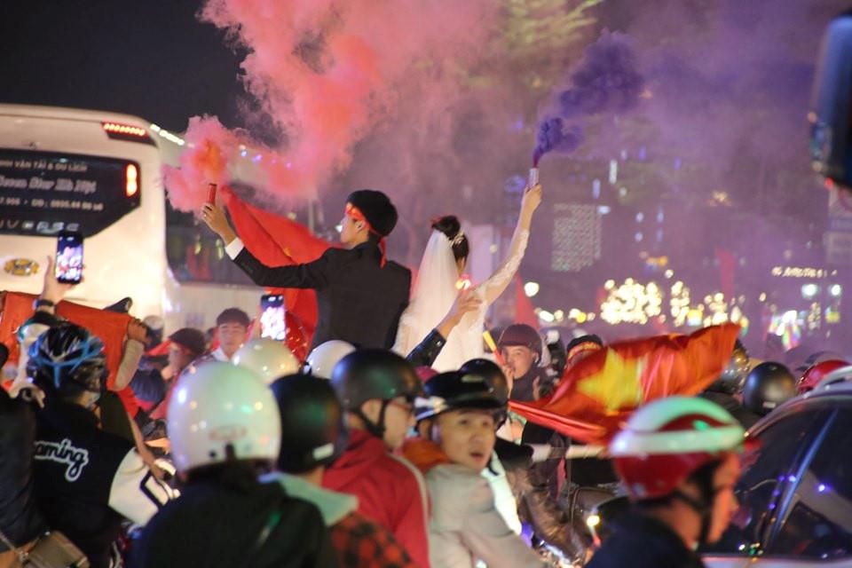 Clip: Trong đêm Hà Nội rực lửa, các cặp đôi tranh thủ xuống phố check in nụ hôn, chụp ảnh cưới khi đi bão-7