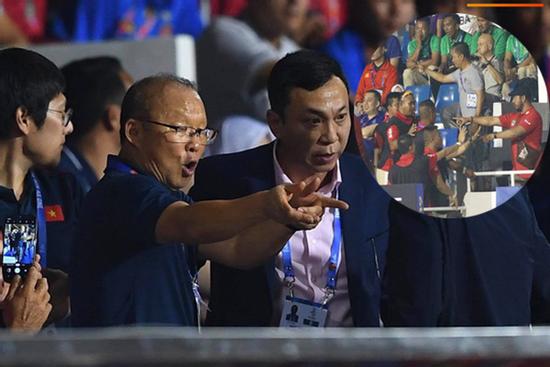 Nhận thẻ đỏ phải rời sân, HLV Park Hang Seo bị CĐV Indonesia hăm dọa, đòi tấn công trên khán đài
