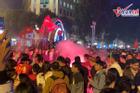 Hà Nội đốt pháo hoa ăn mừng HCV SEA Games, náo nhiệt như đêm 30 Tết