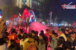 Hà Nội đốt pháo hoa ăn mừng HCV SEA Games, náo nhiệt như đêm 30 Tết