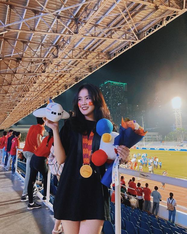 Văn Hậu cùng bạn gái đeo huy chương đi hẹn hò ngay sau khi U22 Việt Nam vô địch bóng đá nam SEA Games 30-1