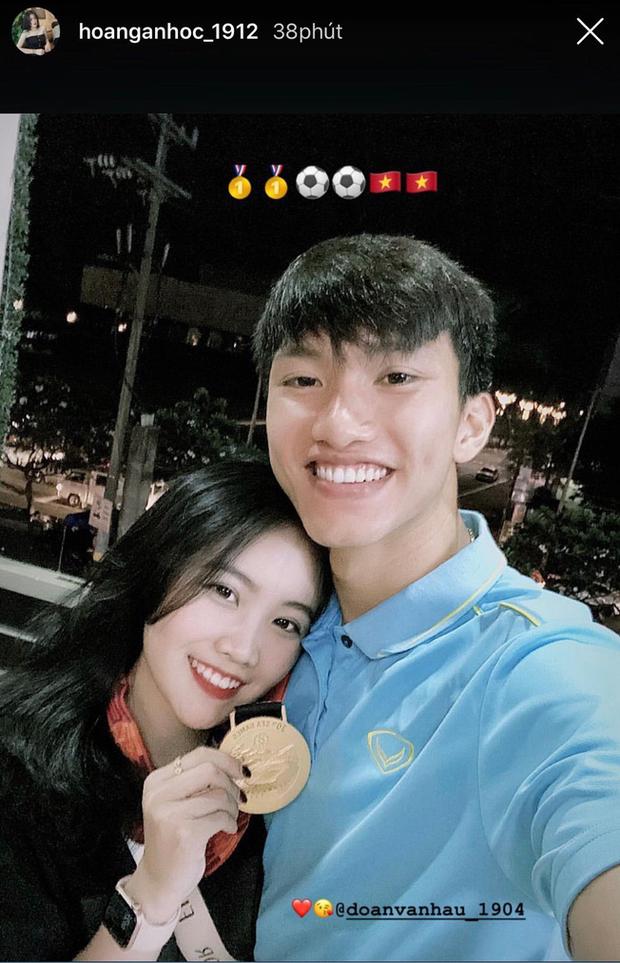 Văn Hậu cùng bạn gái đeo huy chương đi hẹn hò ngay sau khi U22 Việt Nam vô địch bóng đá nam SEA Games 30-2