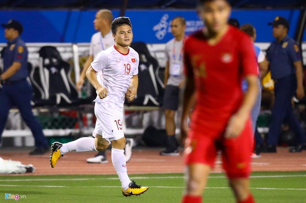 GÓC HÀI HƯỚC: Quang Hải vừa khởi động chuẩn bị vào sân trận gặp Indonesia, trọng tài thổi còi báo hết trận-2