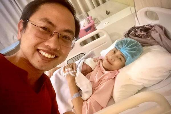 Lên chức mẹ bỉm sữa, MC Phí Linh tự nhắc bản thân phải yêu chồng nhiều hơn-4