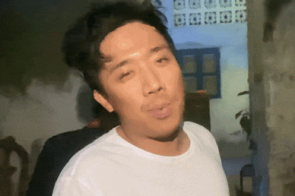 Đang đóng cảnh bắt cướp, Trấn Thành dở khóc dở cười vì bị anh xe ôm công nghệ phá đám-1