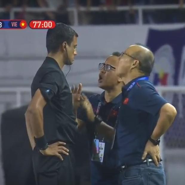 CLIP CHƯA LÊN SÓNG: Thầy Park bất lực gào thét trong đường hầm vì bị nhân viên an ninh làm khó-1