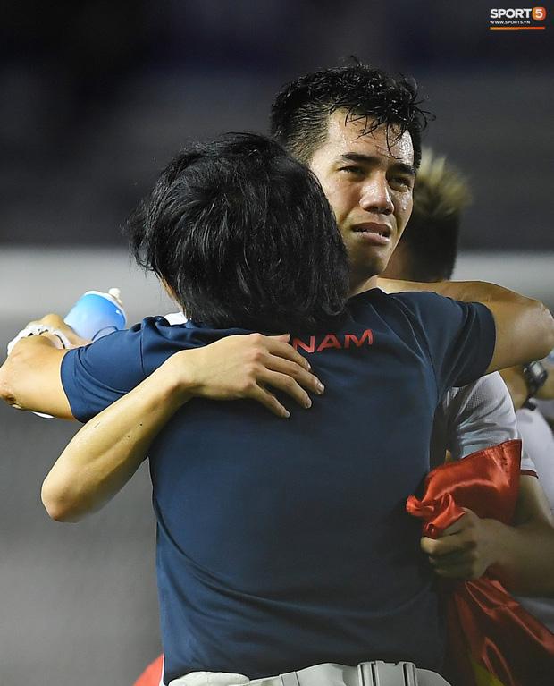 Cầu thủ U22 Việt Nam bật khóc ôm những người hùng thầm lặng góp phần làm nên chiến thắng lịch sử-1