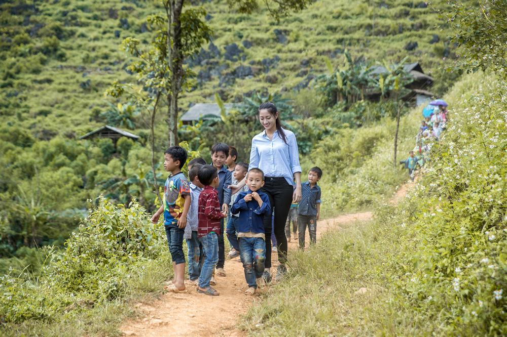 Lương Thùy Linh lọt top 10 Hoa hậu Nhân ái tại Miss World 2019-10