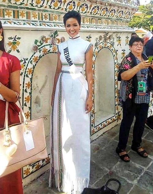 Ở Miss Universe 2018, H'Hen Niê có sự đầu tư, chuẩn bị kỹ lưỡng về trang phục. Yếu tố dân tộc được người đẹp đề cao thông qua váy áo trong từng hoạt động. Một bộ cánh cũng để lại nhiều ấn tượng với khán giả là chiếc áo dài pha họa tiết dệt thổ cẩm của người Ê đê. Trang phục đậm bản sắc truyền thống này sau đó đã được H'Hen Niê tặng lại cho Bảo tàng Áo dài TP HCM để làm hiện vật trưng bày.