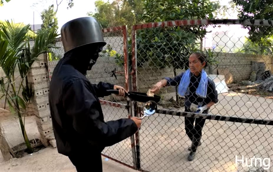 Mẹ con bà Tân vlog lại nhận dư gạch đá xây biệt thự với clip nhái nhân vật cầm đầu gà đi ăn xin-2