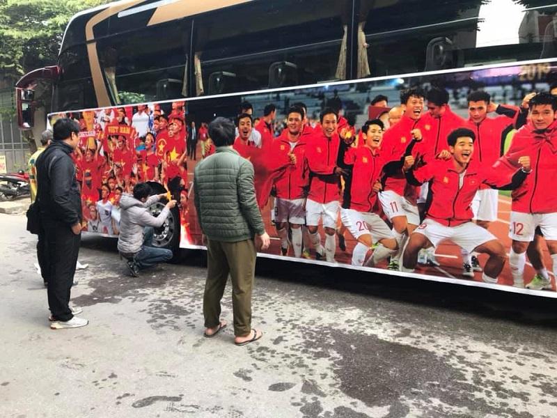 Đoàn xe đã sẵn sàng để đón các chàng trai, cô gái vàng của Việt Nam trở về-1