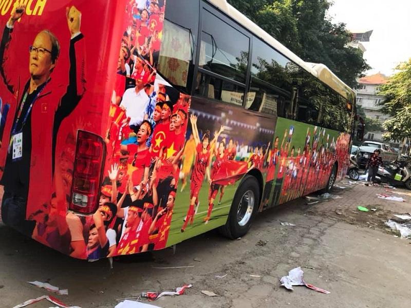 Đoàn xe đã sẵn sàng để đón các chàng trai, cô gái vàng của Việt Nam trở về-2