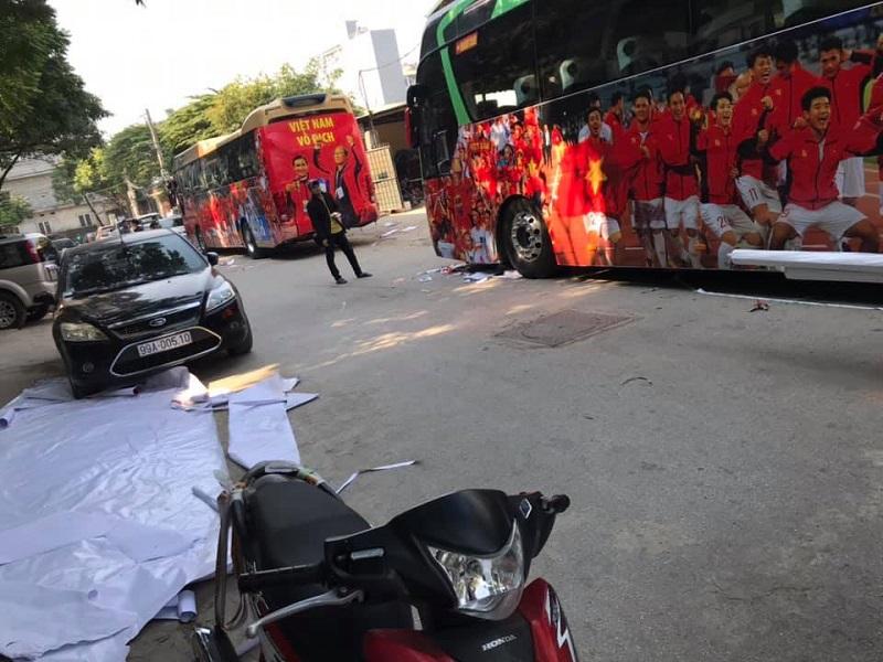 Đoàn xe đã sẵn sàng để đón các chàng trai, cô gái vàng của Việt Nam trở về-3