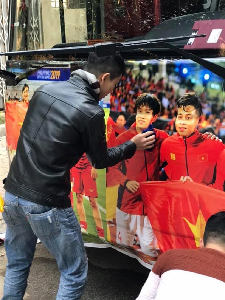 Đoàn xe đã sẵn sàng để đón các chàng trai, cô gái vàng của Việt Nam trở về-5