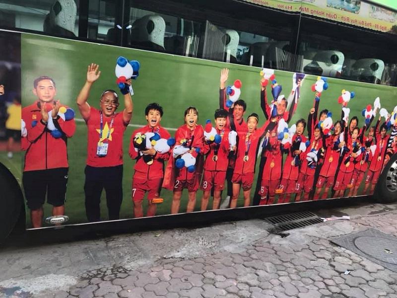 Đoàn xe đã sẵn sàng để đón các chàng trai, cô gái vàng của Việt Nam trở về-6