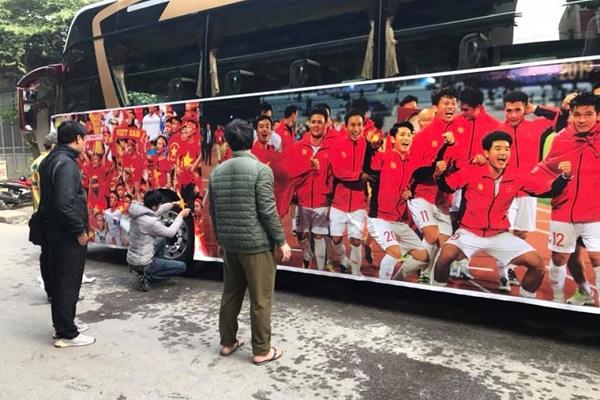 Phải ở lại một mình, khoảnh khắc Đoàn Văn Hậu bịn rịn chia tay đồng đội về nước làm nhiều người xúc động-7