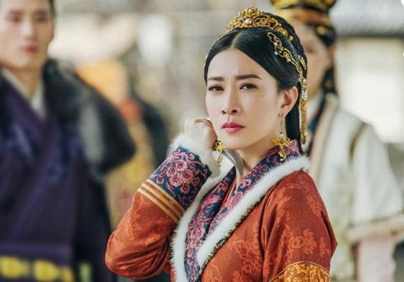 Xa Thi Mạn khiêm tốn trên phim trường; Đường Yên như bà hoàng khi mang theo 50 tùy tùng-3