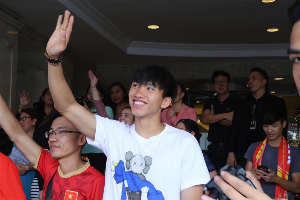 Phải ở lại một mình, khoảnh khắc Đoàn Văn Hậu bịn rịn chia tay đồng đội về nước làm nhiều người xúc động-1