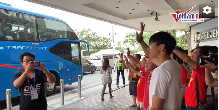 Phải ở lại một mình, khoảnh khắc Đoàn Văn Hậu bịn rịn chia tay đồng đội về nước làm nhiều người xúc động-2