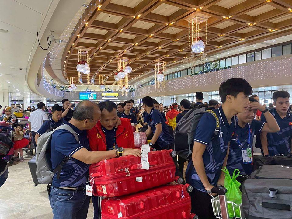 Phải ở lại một mình, khoảnh khắc Đoàn Văn Hậu bịn rịn chia tay đồng đội về nước làm nhiều người xúc động-3