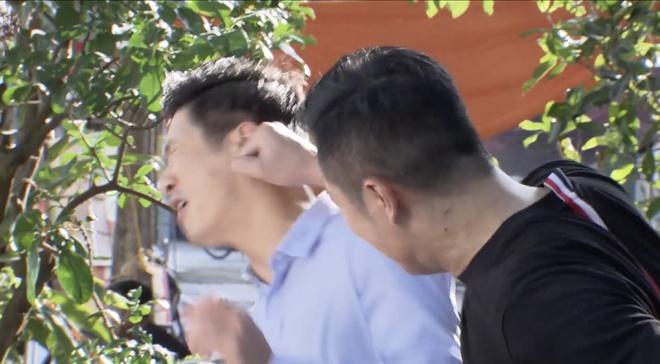 Thái Hoa hồng trên ngực trái bị bạn diễn lỡ tay đấm trên phim trường-1