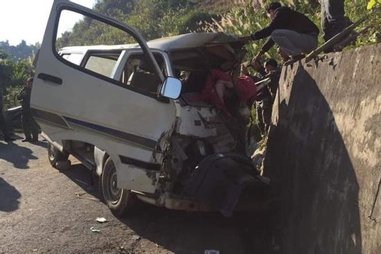 Xe chở người khuyết tật bất ngờ mất lái đâm vào vách núi khiến 2 người chết, 3 người bị thươn