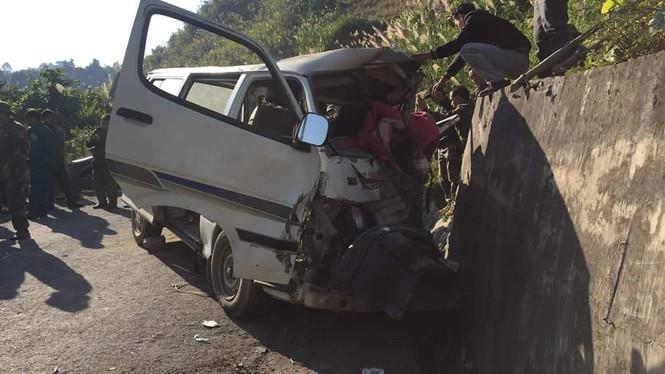 Xe chở người khuyết tật bất ngờ mất lái đâm vào vách núi khiến 2 người chết, 3 người bị thươn-2