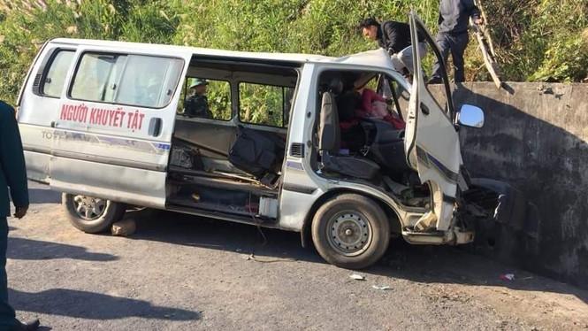 Xe chở người khuyết tật bất ngờ mất lái đâm vào vách núi khiến 2 người chết, 3 người bị thươn-1