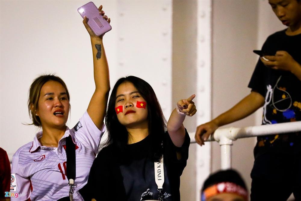 Chỉ vì mải ăn mừng không nghe tiếng bạn gái gọi, Văn Hậu bị Hoàng Anh lườm nguýt trên khán đài-3