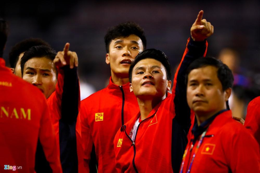 Chỉ vì mải ăn mừng không nghe tiếng bạn gái gọi, Văn Hậu bị Hoàng Anh lườm nguýt trên khán đài-4