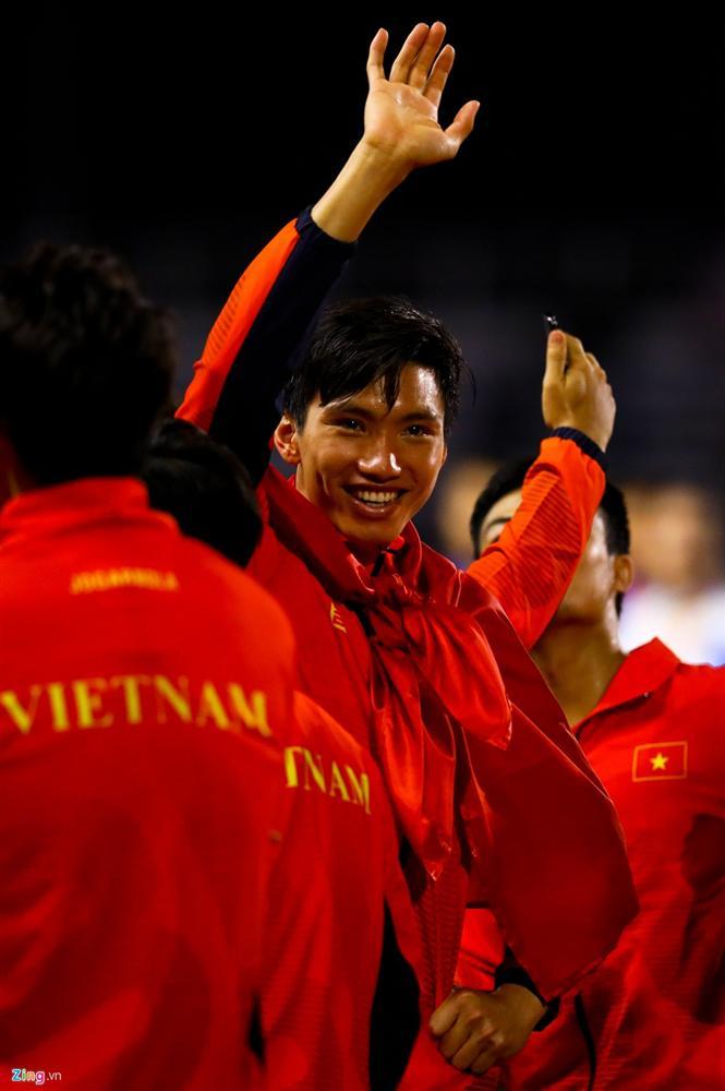 Chỉ vì mải ăn mừng không nghe tiếng bạn gái gọi, Văn Hậu bị Hoàng Anh lườm nguýt trên khán đài-5