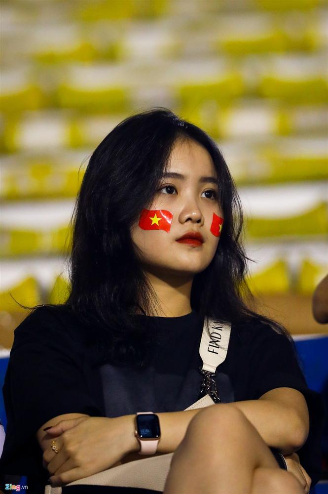 Chỉ vì mải ăn mừng không nghe tiếng bạn gái gọi, Văn Hậu bị Hoàng Anh lườm nguýt trên khán đài-1