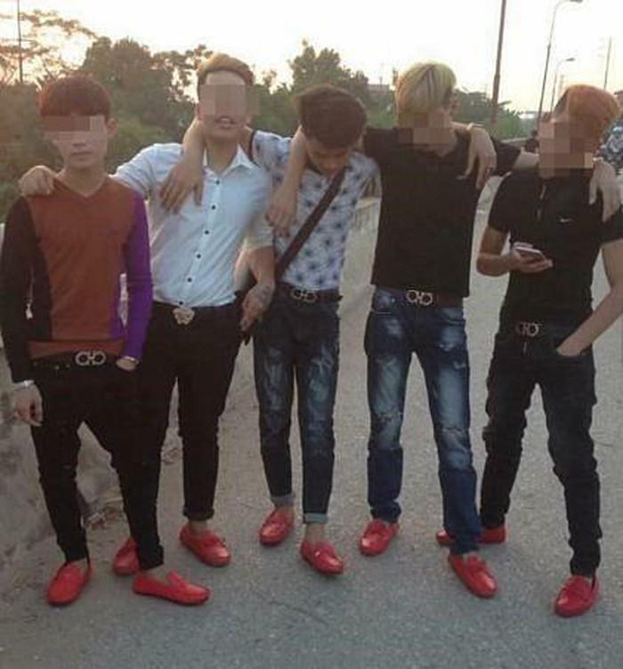 Đi dép lê giá 30 triệu đồng mà như hàng chợ, Phượng Chanel gợi nhớ trend giày đỏ dân chơi-4