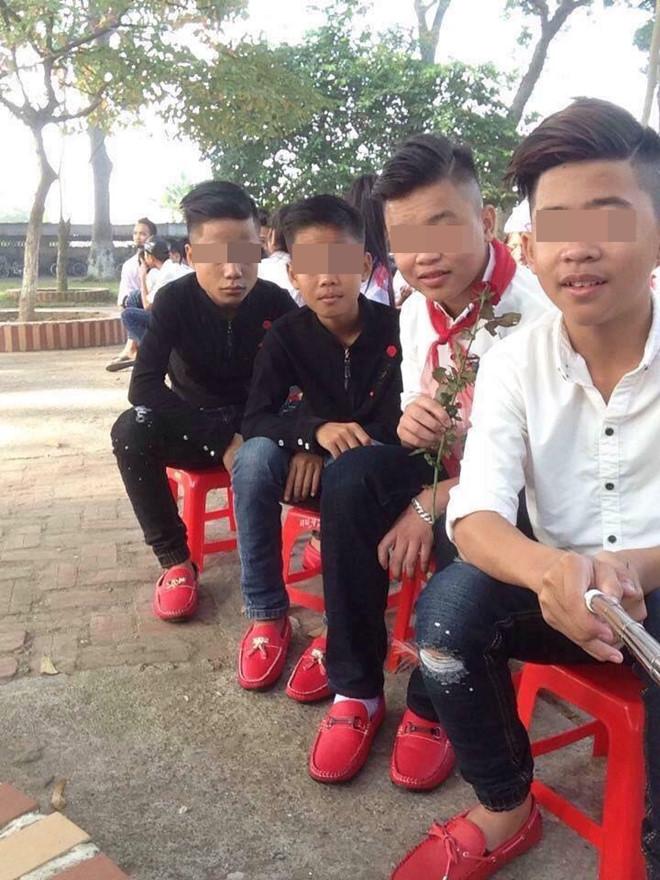 Đi dép lê giá 30 triệu đồng mà như hàng chợ, Phượng Chanel gợi nhớ trend giày đỏ dân chơi-6