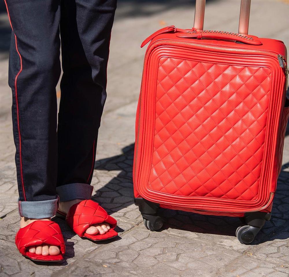 Đi dép lê giá 30 triệu đồng mà như hàng chợ, Phượng Chanel gợi nhớ trend giày đỏ dân chơi-3