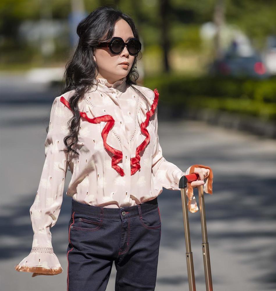 Đi dép lê giá 30 triệu đồng mà như hàng chợ, Phượng Chanel gợi nhớ trend giày đỏ dân chơi-2